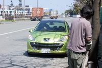 カメラを覗き、写真のできを確認する高橋カメラマンと、撮影に向けクルマを動かすタクロー先輩。お二人とも慣れた感じで撮影をこなしていきます。カッコイイ！