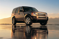 
	「レンジローバー」とのつながりを感じさせる、「ディスカバリー3」のデザイン。
	 