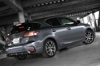 マイナーチェンジを受けた「レクサスCT200h」が世界初公開されたのは、2013年の広州国際モーターショーでのこと。その後、ほぼ同時に開催された東京モーターショーでもお披露目され、2014年1月に日本で発売された。