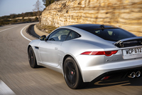 リアスポイラーはセンターコンソールのスイッチで昇降を操作することも可能。最大で120kgのダウンフォースを発生する。