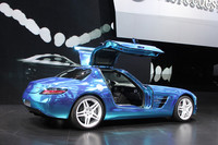 ドアの構造は、ベースモデルの「SLS AMGクーペ」と同じガルウイング式となる。