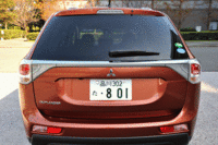 荷室長はセカンドシート使用（5人乗車）時が975mmで、折りたたむと1685mmまで広がる。また「24G Navi Package」には電動テールゲートが標準で装備される。（写真をクリックするとサードシートとセカンドシートが収納される様子が見られます）