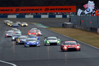 GT500クラスのスタートシーン。MOTUL AUTECH GT-Rは序盤からレースをリードし続けるも、残りわずかというところで、2台のHSV-010に先行をゆるしてしまう。