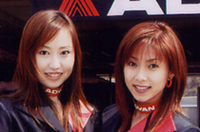 左が篠崎まゆさん。右は美咲あやさん。