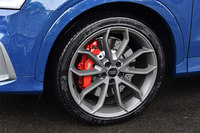 タイヤサイズは255/35R20。アルミホイールのデザインには、マットチタンルックの5ツインスポーク（写真）と、切削研磨の施された5スポークの2種類が用意される。