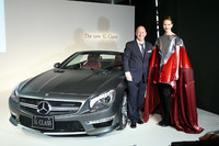 新型「SLクラス」の発表では、同日に始まる「メルセデス・ベンツ ファッション・ウィーク東京2012-13 A/W」で発表されるメルセデス・ベンツ プレゼンツ デザイナー中里唯馬氏の最新コレクション（写真右）も披露された。写真左はメルセデス・ベンツ日本代表取締役社長兼CEOのニコラス・スピークス氏。