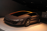 2012年創業100周年を記念して、2代目オーナーの名前を冠した「ヌッチオ」。マイケル・ロビンソンのもと、1970年「ストラトス・ゼロ」をはじめとする往年のコンセプトカーのエッセンスを取り込んだ。