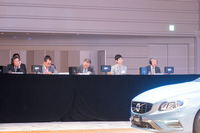 審査員も厳しい目を光らせている。
    