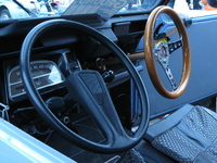 左右ハンドル仕様。切り替え装置をどうするかが今後の課題。