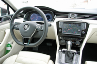 「パサート ヴァリアント」の室内。先代モデルと比べて豪華になった。
    