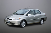 ホンダが新興国向けに開発した小型セダンの「シティ」（写真は旧型）。日本でも「フィットアリア」の名で販売された。