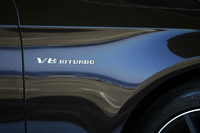 フロントフェンダーに“V8 BITURBO”（V8ツインターボ）のオーナメント。