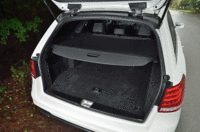 荷室の様子。後席を倒すことで、容量を拡大できる。なお、ガソリン車「E350アバンギャルド」に限って、荷室収納型の3列目シート（オプション）を選択することもできる。（写真をクリックすると、シートの倒れるさまが見られます）