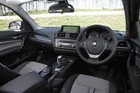 先代同様、センターコンソールはドライバー側に傾けられている（写真は「スタイル」）。
