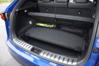 荷室の床下には、予備の収納スペースが確保される。取り外したトノカバーを収納することもできる。写真は「NX200t“Fスポーツ”」のもの。
    