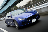 最高速度は、FRの「ギブリS」が285km/hで、4WDの「ギブリS Q4」は284km/h。わずかながら、両モデルの間には差が生じる。
    