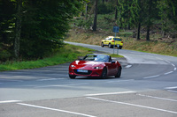 ドイツの公道を走る「マツダMX-5（日本名：ロードスター）」。