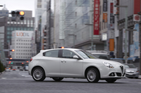 「ジュリエッタ」のカタログ燃費は15.6km/リッター（JC08モード）。「フォルクスワーゲン・ゴルフ」や「マツダ・アクセラ」には及ばないものの、「メルセデス・ベンツAクラス」とはほぼ同等の値となっている。
    