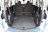 3列目シートを2列目シートの下に格納した状態。初代モデルにも同様のシートアレンジが備わっていた。