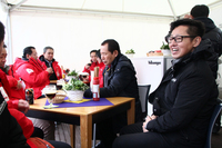 10ベストカーの取材会では、各社のテントでメーカー側の人間に話を聞くことができる。
    