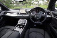 「S8」のインストゥルメントパネル。
