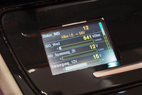 試験車両のセンターコンソールには、車両の状態を示すモニター画面が設けられていた。