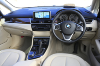 インパネは高い質感を備えており、センターパネルはBMWらしく、ドライバーに向けてわずかに角度が付けられている。