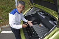 
	荷室の床下に搭載される0.6kWhのニッケル水素バッテリー。スペアタイヤは搭載せず、フロントシート下のパンク修理キットで対応する。
	