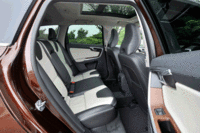 「XC60 T6 AWD」には、全部で9種類のシートカラーとインテリアカラーの組み合わせが用意されている。（写真をクリックすると、チャイルドシート使用時の様子が見られます）
    