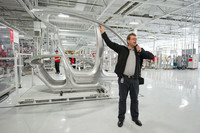 ボディーにはアルミが多用されていることを強調する担当者。それでも車重は2253kgと重量級。そのうちバッテリーが相当の割合を占めるはず。