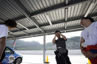 ペナルティに悔しがるNAVIヤマダ（中央）。しかし他の二人は「そもそもタイムが良くないから……」と、あまり気にしていない表情。