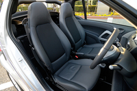 写真は、オプション設定されるシートヒーター付き本革シート。標準の場合、ドアトリムやダッシュボードなどにもシート地と同色のファブリックが配される。