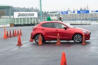 リバースギアが入らず、しどろもどろに。奥に見えるフラッグを持った方に助けてもらいました。本当にありがとうございました。