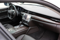 インテリアはマセラティならではの瀟洒（しょうしゃ）なもの。インパネの中央にトレードマークのアナログ時計が付く。
    