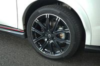 タイヤには225/45R18サイズの「コンチネンタル・コンチスポーツコンタクト5」を採用。ブラック塗装と切削加工を組み合わせたアルミホイールも、ジュークNISMOの専用品だ。