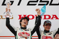 全身で優勝の喜びをあらわにする、No.4 初音ミク グッドスマイル BMWの谷口信輝（写真左）と番場 琢。