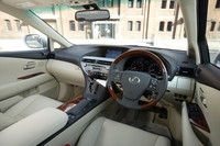 標準装備されるシートはファブリック。本革シート&トリムがオプション設定されている。