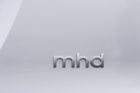 「mhd」とは、マイクロ・ハイブリッド・ドライブの略。ハイブリッドときくと、エンジン＋モーターをイメージするが、それとは別のもの。エンジンのスタート／ストップを自動でおこなう、アイドリングストップ機能のことをいう。