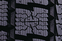 六角形のサイプ（細い溝）を中心に、さまざまなサイプが配された「スパイダーサイプ」。