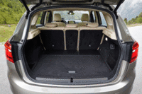 ラゲッジルームの容量は、リアシートを起こした状態で468リッター、倒した状態で1510リッターを確保。（写真をクリックすると、シートの倒れる様子が見られます）