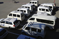 成田空港にて。航空会社の構内専用車にも、軽自動車が増えた。