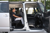 身長180cmの筆者が後席に座った様子。後席のニールームはリッターカーの「フィット」並みとうたわれる。広いヘッドクリアランスもセリングポイント。