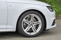 「S lineパッケージ」が備わるため、試乗車には18インチタイヤ（ブリヂストン・ポテンザS001）が装着されている。標準は17インチ。