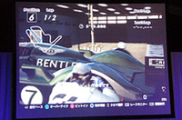 
	従来よりある自分で運転するモードに加え、ドライバーに指示を与え監督としてレースを楽しむ「B-spec」モードを新採用。写真は、指示によりピットインした図（画面写真は制作途中のもの）。
	 