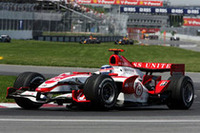 第4戦スペインGPで8位入賞、チーム初ポイントを獲得したスーパーアグリ＆佐藤琢磨。2度目の得点は最高位6位でもたらされた。11番グリッドからスタートした佐藤は、たびたび導入されたセーフティカーなど混乱を抜けてポイント圏内に。終盤は勢いにのり、チャンピオンのアロンソを見事追い抜き、6位の座を奪取した。チームメイトのアンソニー・デイヴィッドソンとのダブル得点も夢ではなかったが、デイヴィッドソンはコース上のビーバーをひくというアクシデントにあい、11位に終わった。（写真＝Honda）

