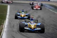 キミ・ライコネンのリタイアに助けられた“棚ボタ優勝”ではあったが、アロンソ（写真先頭）はチャンピオンシップを戦う上で重要な勝利を手に入れた。これで勝率5割、ポイントは87点となり、ランキング2位のライコネンに36点もの大差をつけた。（写真＝ルノー）