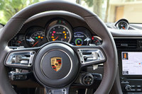 新しい「GTスポーツステアリングホイール」（直径360mm）の右スポーク下には走行モードスイッチが用意された（標準装備）。その中央にはエンジンとギアボックスのレスポンスを高める「スポーツレスポンススイッチ」が備わる（スポーツクロノパッケージ選択の場合）。