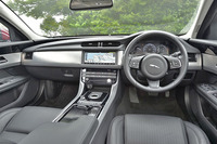 円柱形のシフトセレクターや回転式のエアベント（ただしインパネ両端のみ）など、ユニークなディテールは新型にも受け継がれている。インパネの中央のワイドスクリーン（10.2インチ）や、液晶メータークラスター（12.3インチ）が新しい。