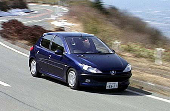 【スペック】全長×全幅×全高＝3835×1670×1440mm/ホイールベース＝2440mm/車重＝1100kg/駆動方式＝FF/1.6リッター直4DOHC16バルブ（108ps/5800rpm、15.0kgm/4000rpm）/車両本体価格＝199.5万円（テスト車＝同じ）