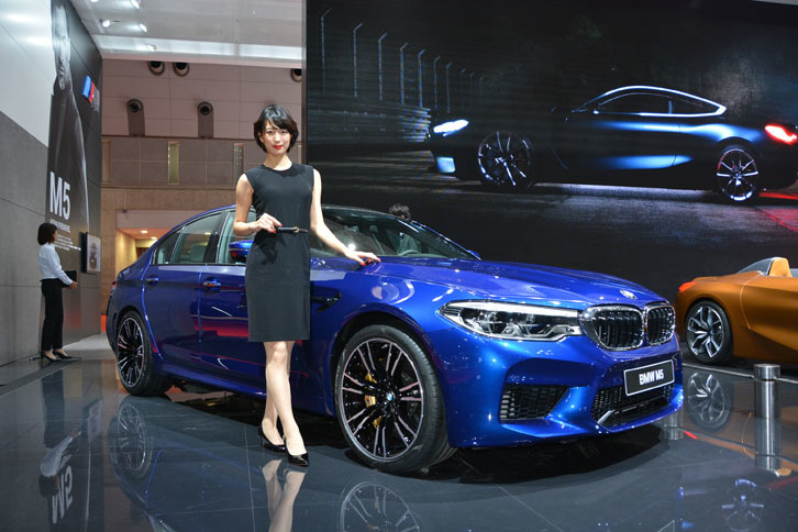 四輪駆動システムを搭載する新型「M5」。600psの最高出力を誇る。